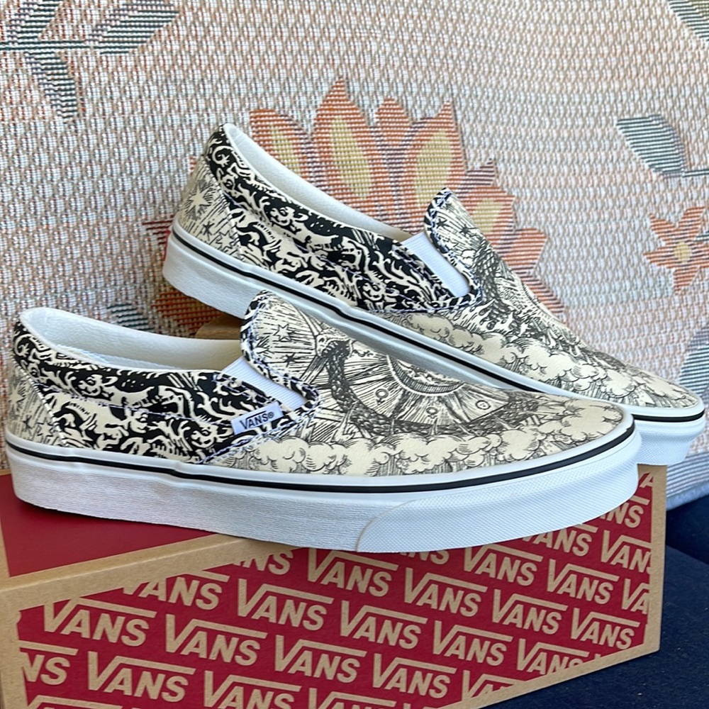 Vans WMNS Classic Slip-0n
(Ouroboros) Black/Tr Wht
VN0A4U38WT8
Sneakers - Picture 8 of 16